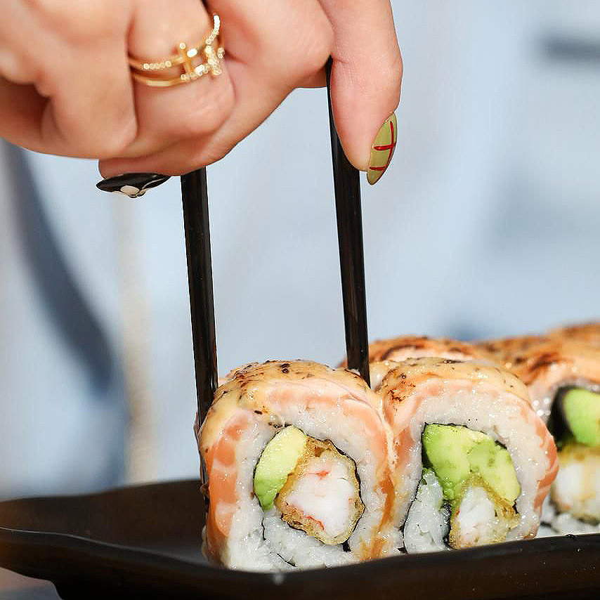 Roll de sushi con aguacate y camarón