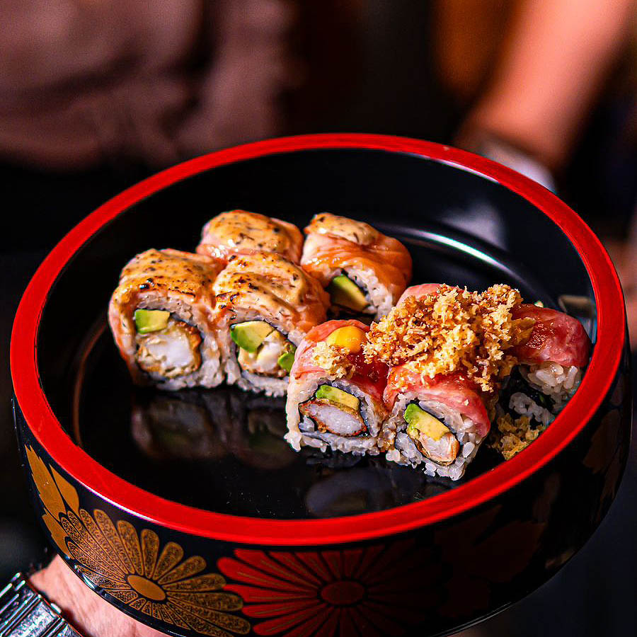 El sushi es más que un plato: es un arte culinario refinado que combina la tradición japonesa. - imagen destacada 3