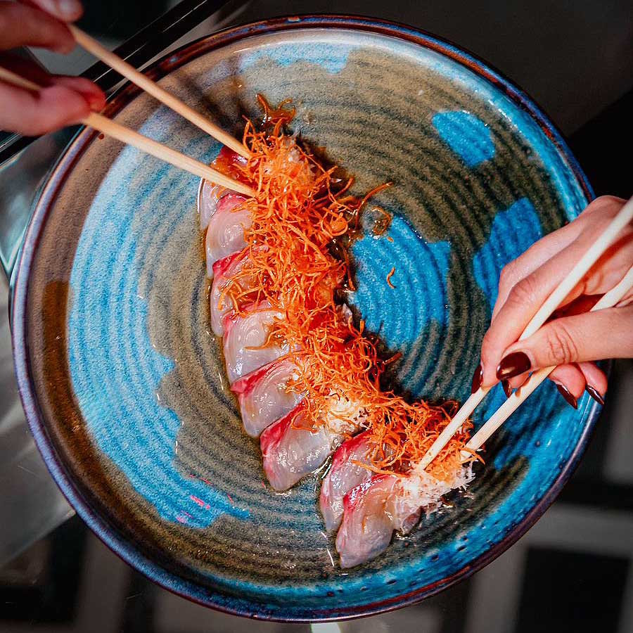 Ingredientes premium como salmón, atún aleta azul y camarón.